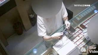 拿「假黃金」銀樓詐財　變裝躲追緝落網