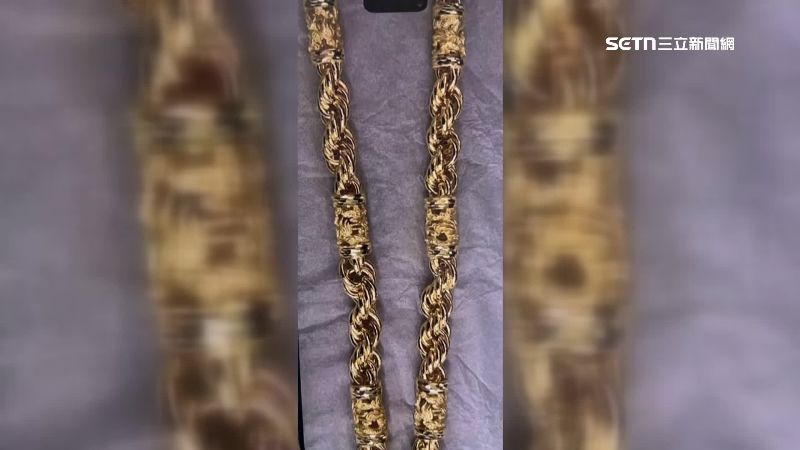 一名男子拿著網路上購買的金包銀飾品前往銀樓佯稱要變賣，以假亂真