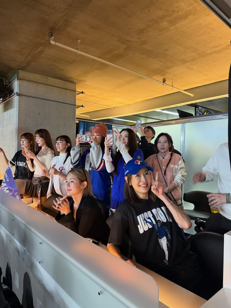 賈永婕與眾多藝人好友一同觀賞WBC賽事。（圖／翻攝自賈永婕臉書）