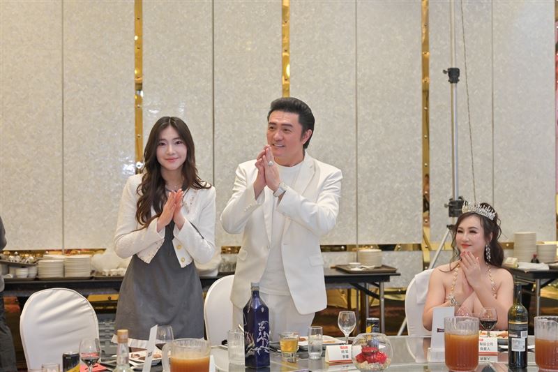 李㼈全程在場支持女兒。（圖／高雄市世界旗袍文化藝術推展協會提供）