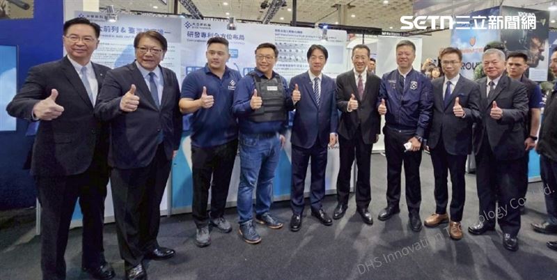 2025 台北國防展期間,大合新科技於展會現場合影留念。(圖/台灣國防產業發展協會提供)