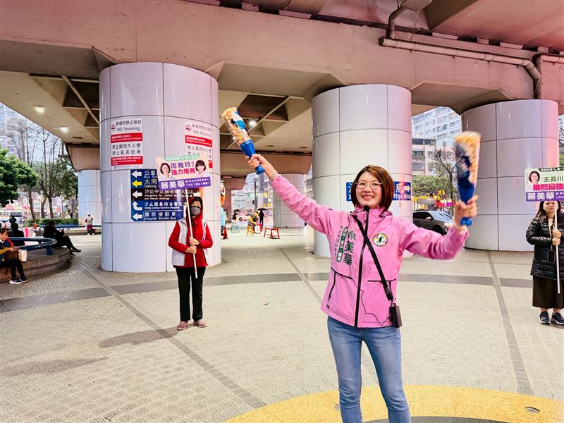 新北市第11選區市議員參選人蔡美華，在汐止車站替通勤族加油，也替Team Taiwan集氣。（圖／蔡美華提供）