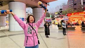 新北市第11選區市議員參選人蔡美華，在汐止車站替通勤族加油，也替Team Taiwan集氣。（圖／蔡美華提供）