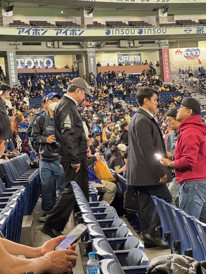 行政院卓榮泰赴日本東京巨蛋，觀看WBC台灣對捷克大戰，被台灣民眾直擊現身觀眾席。（圖／讀者提供）