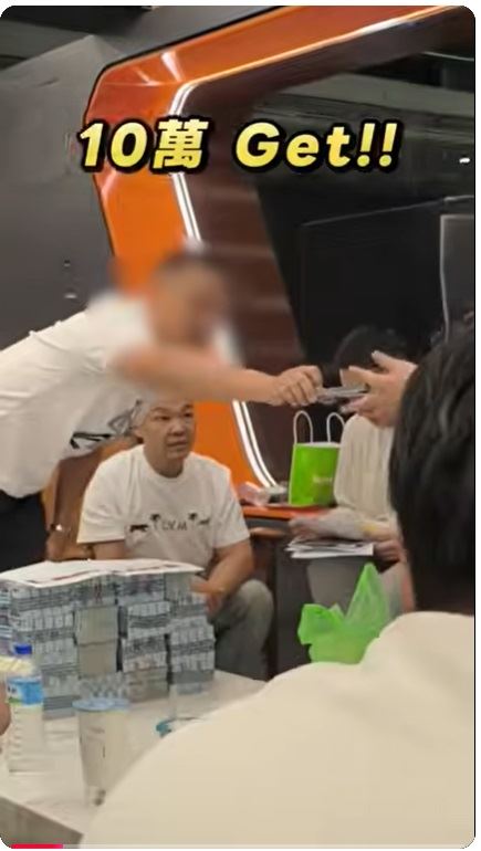 弘達國際發放年終獎金的影片中，發錢的人被打上馬賽克。（圖／弘達國際YT）