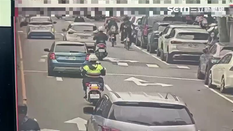 北市吳姓警員騎車減速避讓行人遭後車追撞倒地。（圖／翻攝畫面）