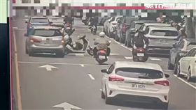 北市吳姓警員騎車減速避讓行人遭後車追撞倒地。（圖／翻攝畫面）