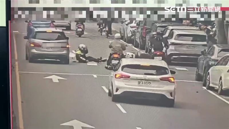 北市吳姓警員騎車減速避讓行人遭後車追撞倒地。（圖／翻攝畫面）