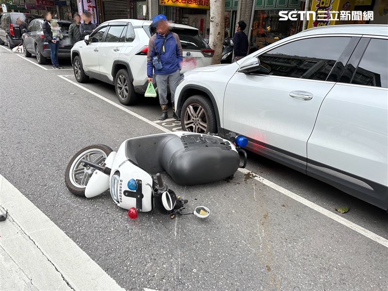 北市吳姓警員騎車減速避讓行人遭後車追撞倒地。（圖／翻攝畫面）