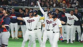WBC預賽韓國首戰首局就轟滿貫砲　球員情緒嗨世界棒球經典賽（WBC）C組預賽5日起在日本東京巨蛋登場，晚間賽事由韓國隊與捷克交手，韓國打者文保景首局就轟滿貫砲，隊友李政厚（右2）、金倒永（右）、安賢民（右4）在本壘迎接文保景回來。中央社記者王騰毅東京攝  115年3月5日