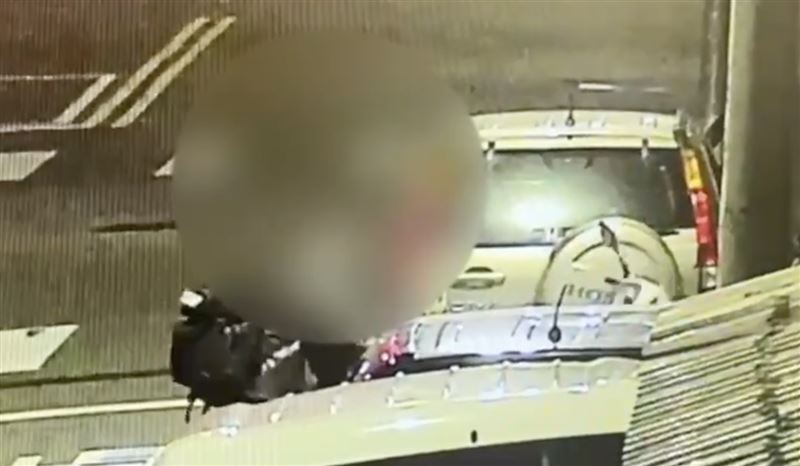 陳男沿路隨機推倒機車，共有36部機車受害。（圖／翻攝畫面）