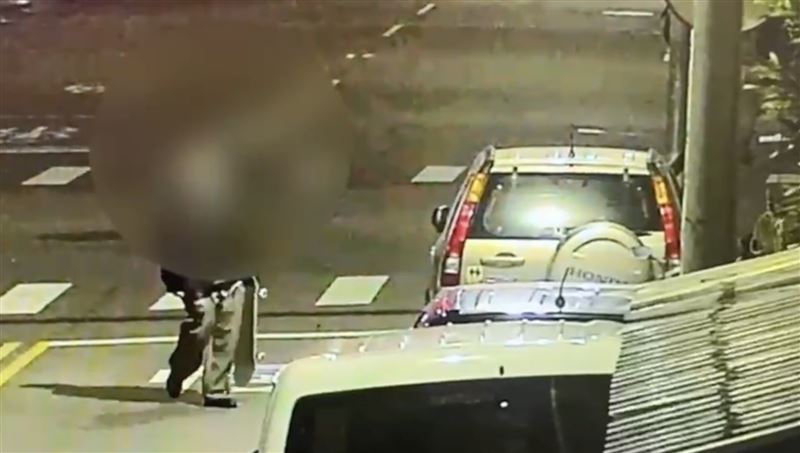 陳男徒步返家沿路推倒36輛機車。（圖／翻攝畫面）