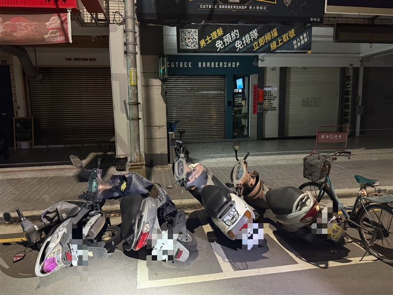 陳男推倒36輛機車，還將2輛自小客的後照鏡折彎。（圖／翻攝畫面）