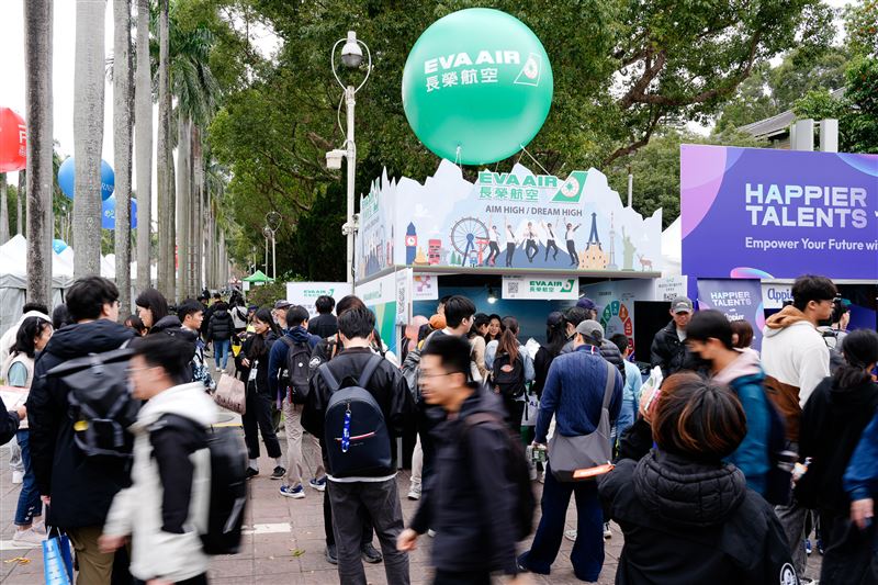 台大徵才博覽會，長榮向學生介紹飛行員職涯發展與完整培訓制度。現場除了招募團隊說明報考資格與培訓流程，也邀請現職機師分享訓練經驗與職涯歷程，吸引不少學生詢問飛行員考試與未來工作型態。（圖／長榮航空提供）