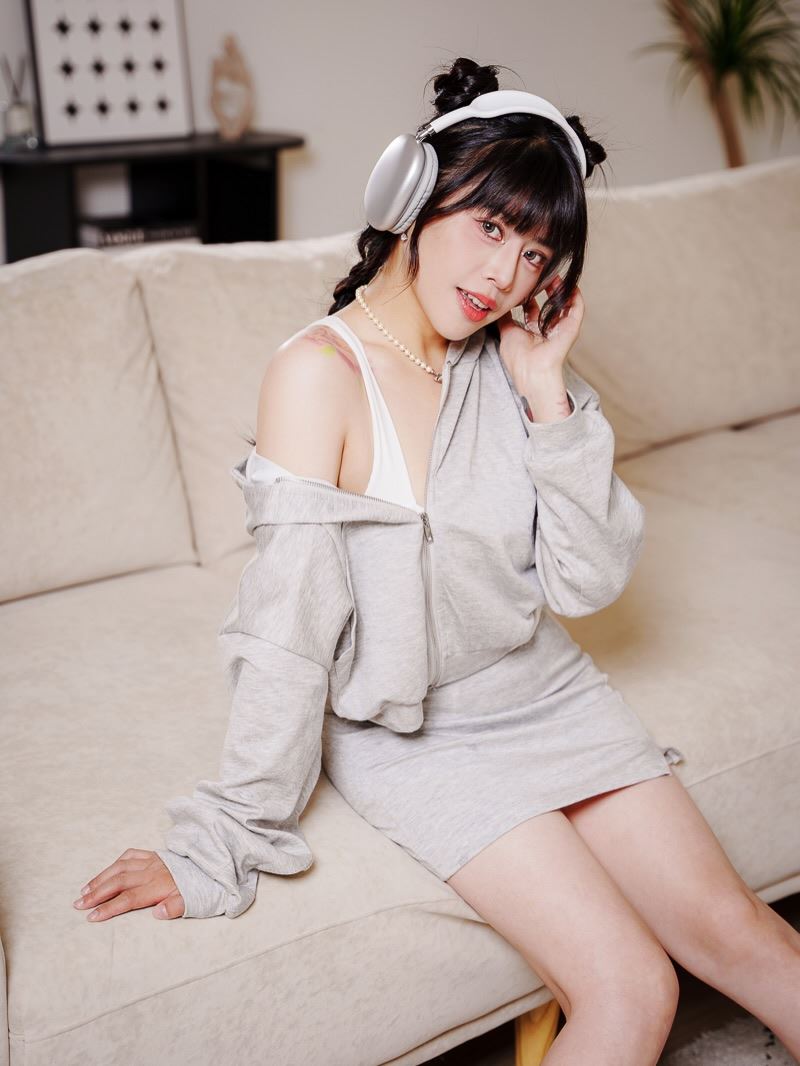 林吟蔚深夜認真寫歌唱出〈咱一定贏〉為TEAM TAIWAN加油。（圖／翻攝自IG @yinwei217）