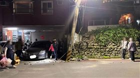 新北,淡水,肇事逃逸,車禍,電桿,小貨車。（圖／翻攝畫面）