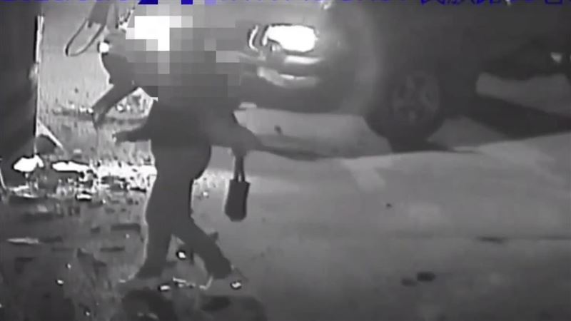 陳男駕駛小貨車撞歪電桿，竟直接倒車肇事逃逸。（圖／翻攝畫面）