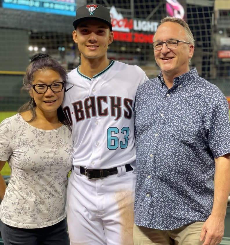 費爾柴德的媽媽（左1）笑說自己曾聽說兒子在台灣變得很有名，但仍不太理解原因。（圖／翻攝自IG＠stu_fairchild4）