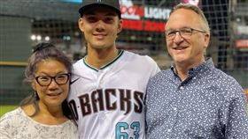 費爾柴德的媽媽（左1）笑說自己曾聽說兒子在台灣變得很有名，但仍不太理解原因。（圖／翻攝自IG＠stu_fairchild4）