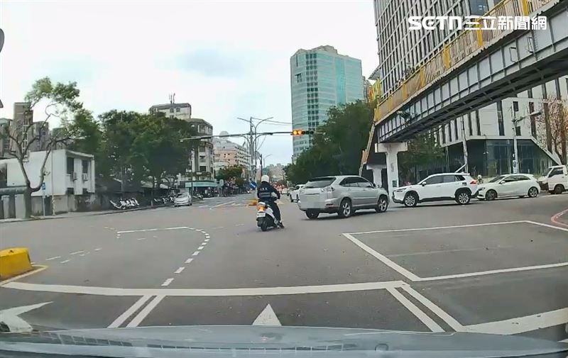 新竹市發生毒駕肇逃車禍，1名員警在追捕過程中遭衝撞受傷。（圖／翻攝畫面）