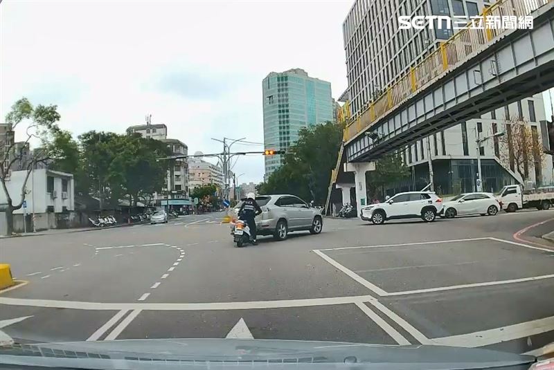 新竹市發生毒駕肇逃車禍，1名員警在追捕過程中遭衝撞受傷。（圖／翻攝畫面）