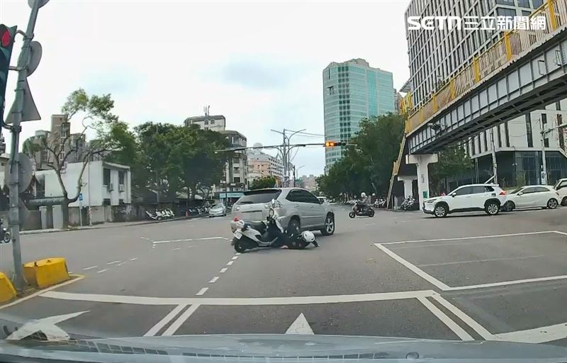 何姓員警騎警用機車尾隨嫌犯車輛，慘遭對方倒車衝撞，受傷送醫。（圖／翻攝畫面）