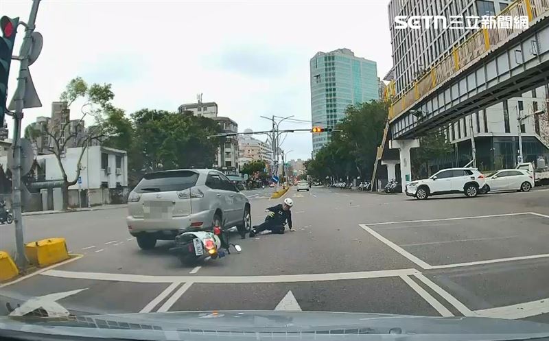 何姓員警騎警用機車尾隨嫌犯車輛，慘遭對方倒車衝撞，受傷送醫。（圖／翻攝畫面）