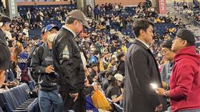 行政院卓榮泰赴日本東京巨蛋，觀看WBC台灣對捷克大戰，被台灣民眾直擊現身觀眾席。（圖／讀者提供） 