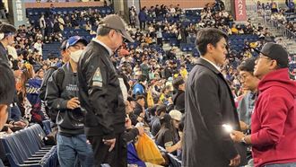 直擊／卓榮泰赴日看台捷戰　現場照曝光