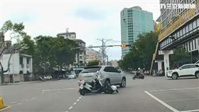 毒駕,無照,衝撞,警車,交通違規,新竹,肇逃,圍捕,高虹安（圖／翻攝畫面）