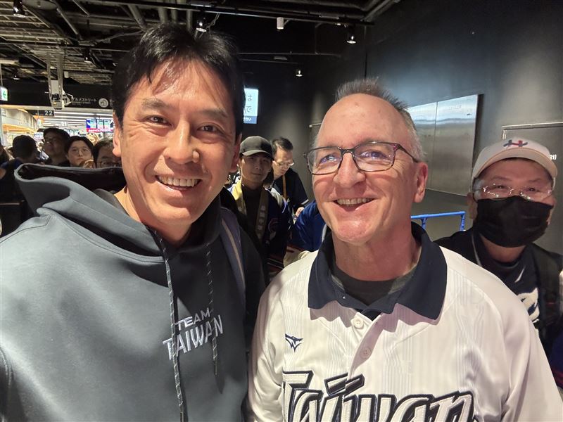 費仔滿貫砲讓全台淚崩！黃暐瀚驚喜同框費爸，東京巨蛋「抱著他」暖心離場。（圖／翻攝自黃暐翰臉書）