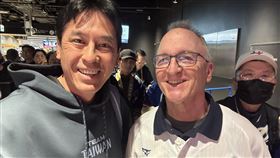 費爸驚喜同框黃暐瀚！東京巨蛋「抱著他」暖心離場。費仔滿貫砲讓全台淚崩：這就是我們愛的台灣隊！（圖／翻攝自黃暐翰臉書）