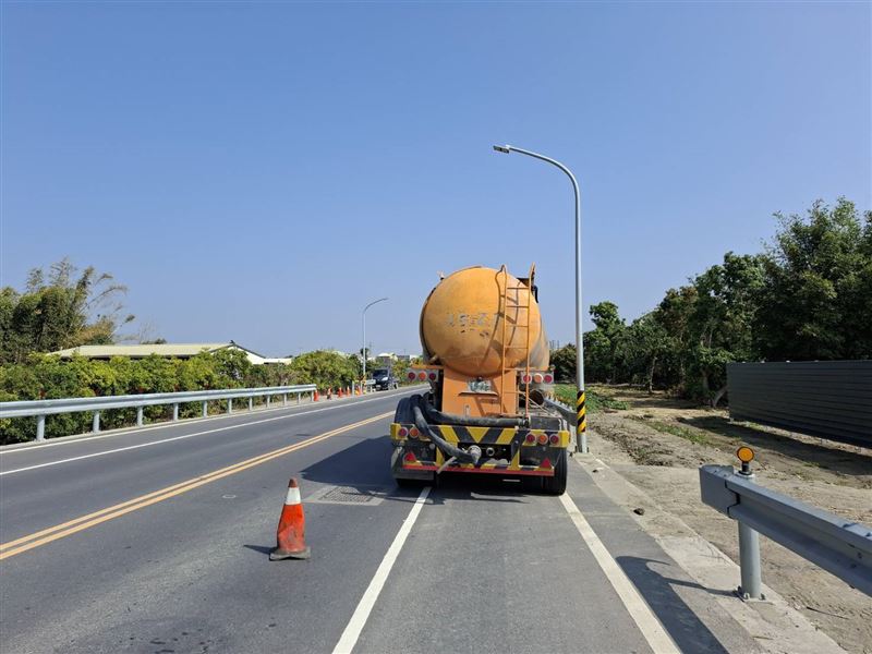 肇事的聯結車。（圖／翻攝畫面）