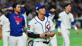 WBC台灣隊不敵日本　預賽2連敗世界棒球經典賽（WBC）台灣隊6日與日本交手，打線受制、沒能拿下分數，讓日本敲出13支安打，最終以0比13、7局吞下預賽2連敗，隊長陳傑憲（中）與隊友黯然退場。中央社記者王騰毅東京攝　115年3月6日