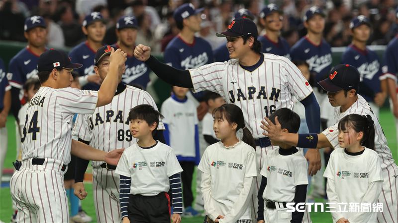 WBC韓日戰，大谷翔平在球員介紹和吉田正尚擊掌。（圖／特派記者劉彥池攝影）