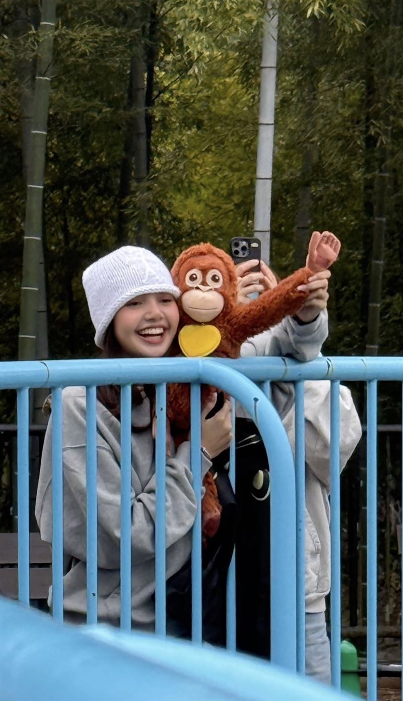 BLACKPINK成員Lisa近日到日本工作期間，特地抽空前往市川市動植物園探望Panchi。（圖／翻攝自IG @lalalalisa_m）