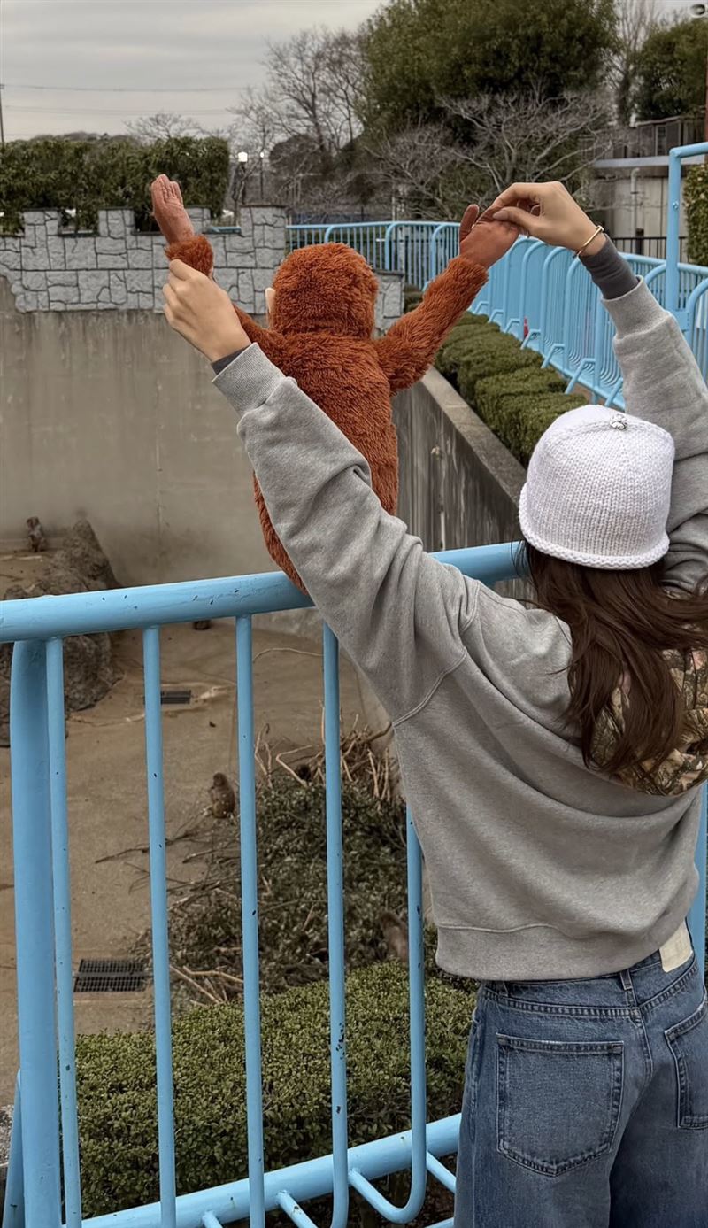 Lisa飛日本朝聖小猴Panchi！「高舉同款娃娃」全被拍　超萌示愛畫面曝光