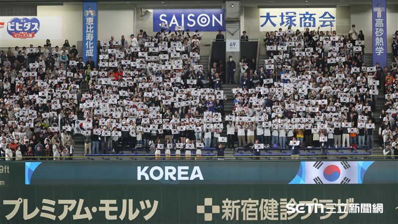 一名網友在現場看球時突然想到一個問題，如果剛好坐到對方球隊的應援席，是否就不能穿台灣相關球衣？（圖／特派記者劉彥池攝影）