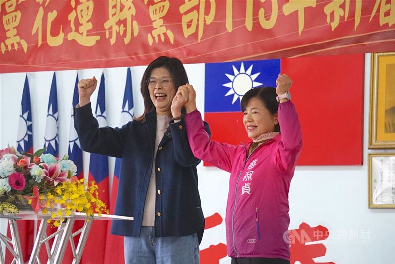 國民黨主席鄭麗文（左）7日出席花蓮縣黨部新春團拜時表示，這次縣長人選目前雖然都是藍軍出身，但相信選民眼睛是雪亮的，會支持黨內提名的游淑貞（右）