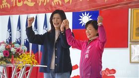 國民黨主席鄭麗文（左）7日出席花蓮縣黨部新春團拜時表示，這次縣長人選目前雖然都是藍軍出身，但相信選民眼睛是雪亮的，會支持黨內提名的游淑貞（右）。