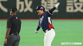 WBC韓日戰，韓國隊一壘手文保景敲出二壘安打，幫助球隊再攻下2分。（圖／特派記者劉彥池攝影）