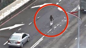 迷航驚魂！港旅客不熟路「闖車道」嚇壞駕駛。（圖／翻攝畫面）