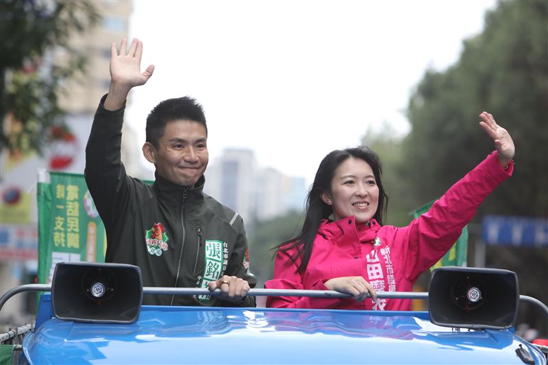 山田摩衣跨區力挺　陪同台派戰鬥雞張銘祐萬華中正掃街