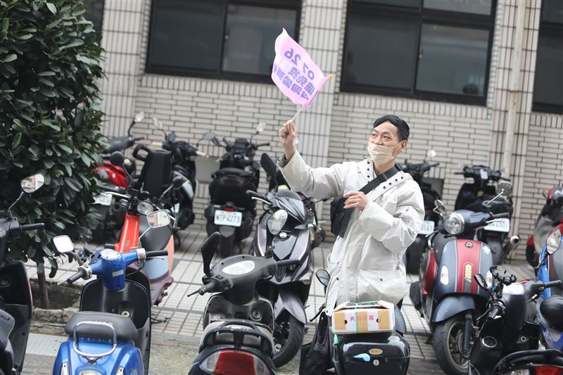 山田摩衣跨區力挺　陪同台派戰鬥雞張銘祐萬華中正掃街