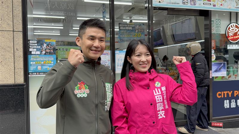 山田摩衣跨區力挺　陪同台派戰鬥雞張銘祐萬華中正掃街