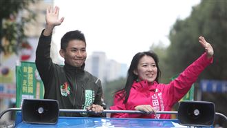 山田摩衣跨區力挺　陪張銘祐萬華中正掃街