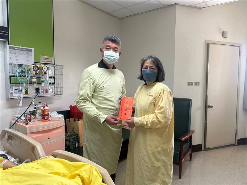 宜蘭警局長陳金城（左）探視受傷員警家人