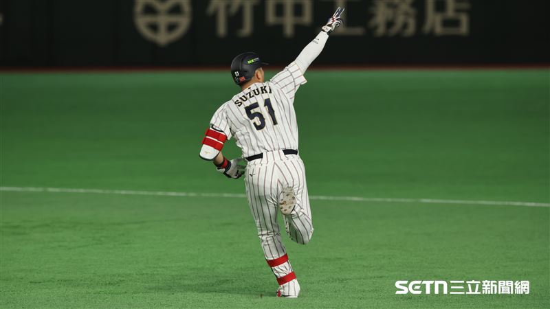 WBC韓日戰，日本隊中外野手鈴木誠也炸裂2分砲。（圖／特派記者劉彥池攝影）