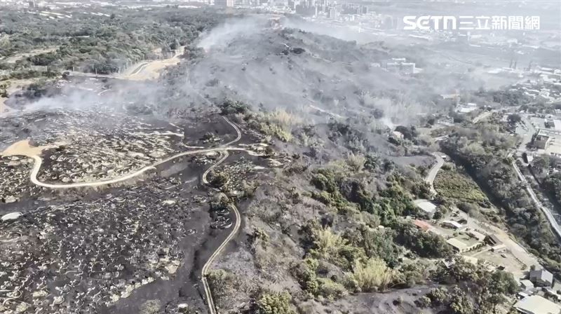 台中大肚區第四公墓發生火警，大火狂燒8500平方公尺。（圖／翻攝畫面）