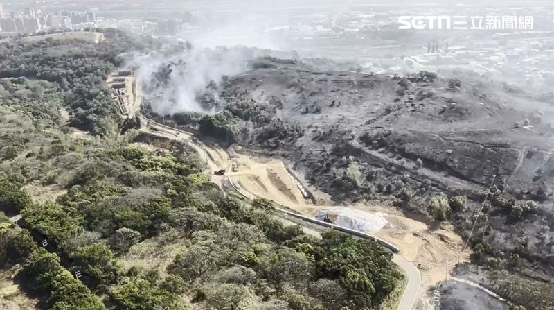 台中大肚區第四公墓發生火警，大火狂燒8500平方公尺。（圖／翻攝畫面）